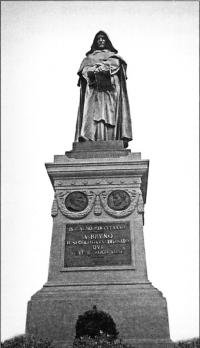 Памятник Джордано Бруно установленный в Риме